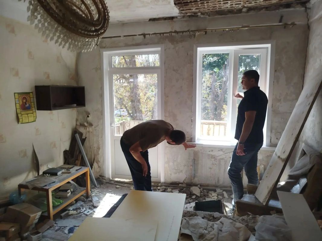 Первый заместитель Главы Владимир Запорожец, совместно с представителем шефа-региона Астраханской области Эдуардом Хасбулатовым, посетил один из многоквартирных домов, где в рамках программы комплексного благоустройства... Первый заместитель Главы Владимир Запорожец, совместно с представителем шефа-региона Астраханской области Эдуардом Хасбулатовым, посетил один из многоквартирных домов, где в рамках программы комплексного благоустройства...