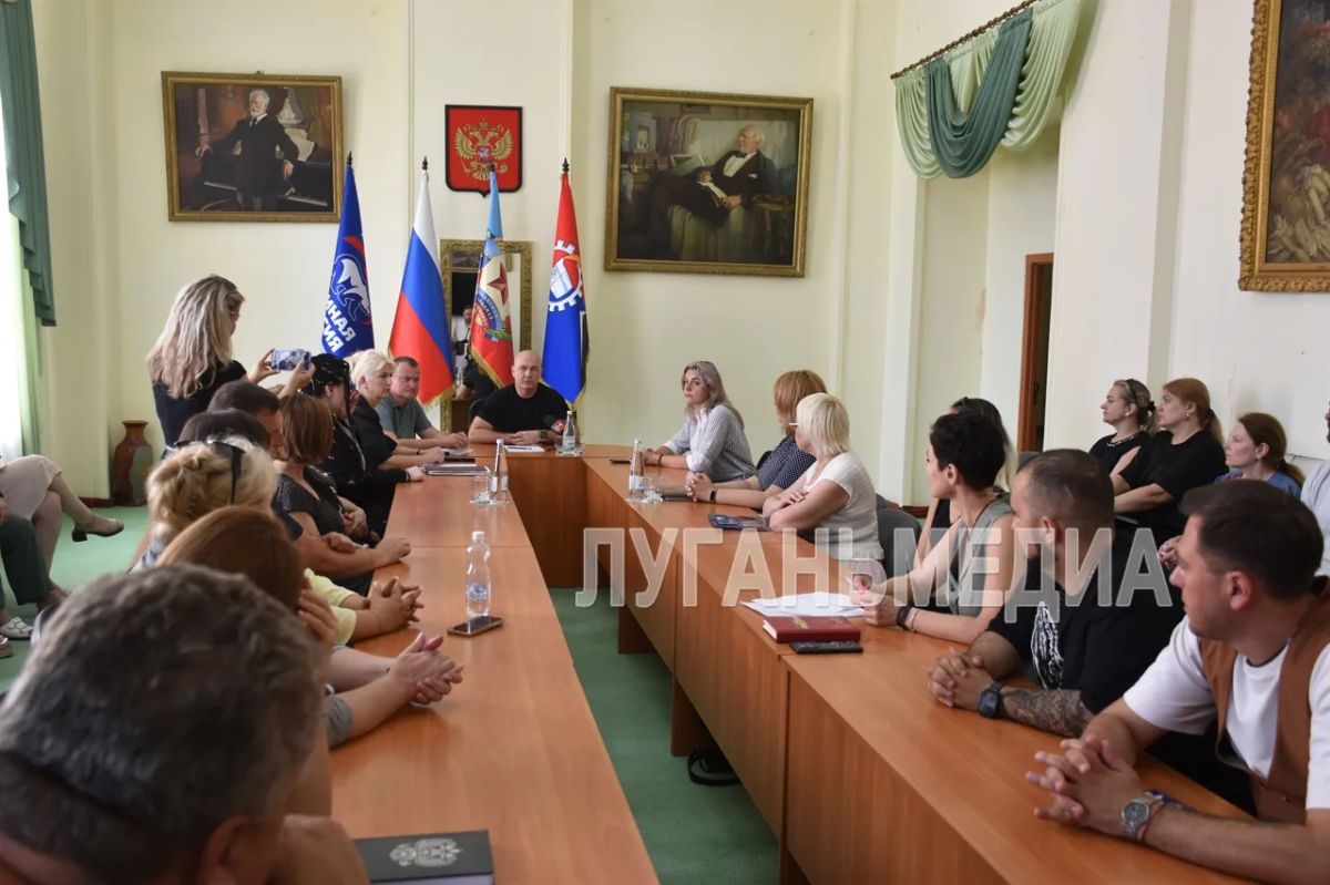 Ян Лещенко встретился с представителями сфер культуры и спорта Стаханова Ян Лещенко встретился с представителями сфер культуры и спорта Стаханова