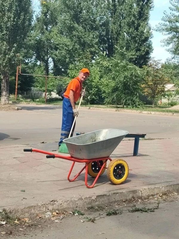 Благоустройство городских территорий — ежедневная работа МУП «Дорожно-эксплуатационное управление» Благоустройство городских территорий — ежедневная работа МУП «Дорожно-эксплуатационное управление»
