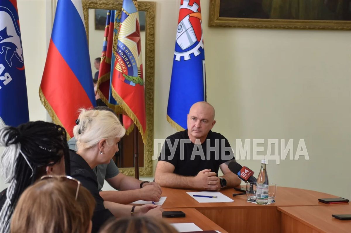 Ян Лещенко встретился с представителями сфер культуры и спорта Стаханова Ян Лещенко встретился с представителями сфер культуры и спорта Стаханова