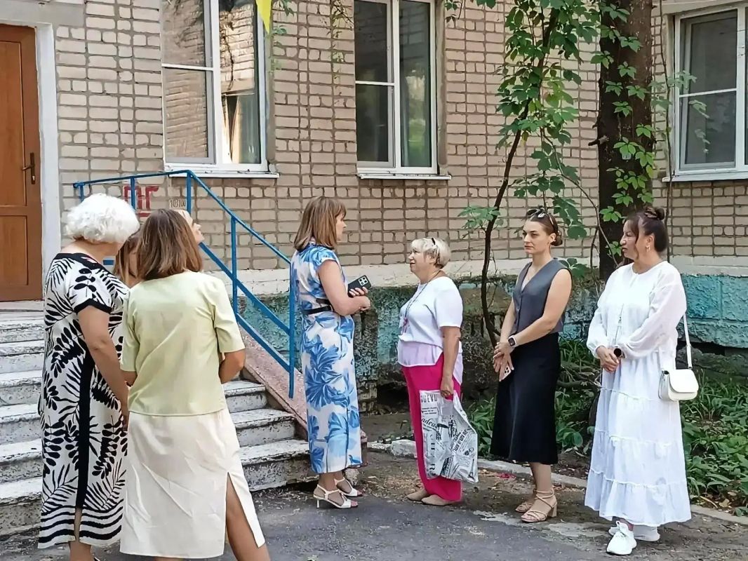 В Антрацитовском муниципальном округе сохраняется высокий уровень контроля за качеством капремонта в образовательных учреждениях: Штаб общественного контроля не прекращает свою деятельность В Антрацитовском муниципальном округе сохраняется высокий уровень контроля за качеством капремонта в образовательных учреждениях: Штаб общественного контроля не прекращает свою деятельность