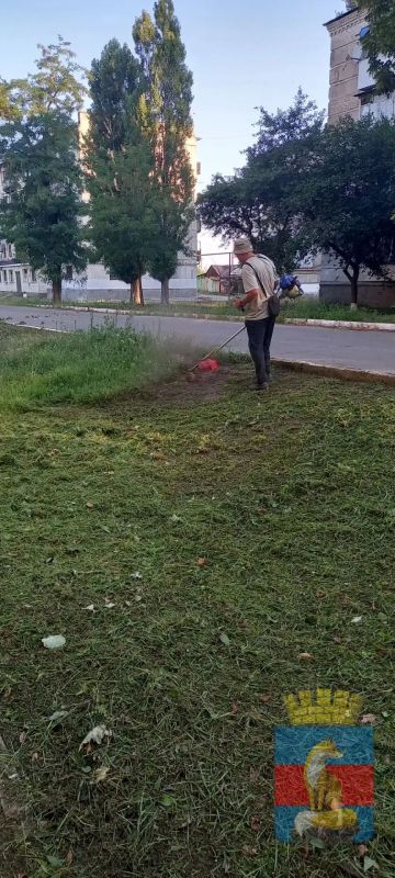 Сотрудники МБУ "КСЛ" в рамках сезонных мероприятий по благоустройству выполняют покос травы и обрезку аварийных деревьев на улицах города Лисичанска Сотрудники МБУ "КСЛ" в рамках сезонных мероприятий по благоустройству выполняют покос травы и обрезку аварийных деревьев на улицах города Лисичанска