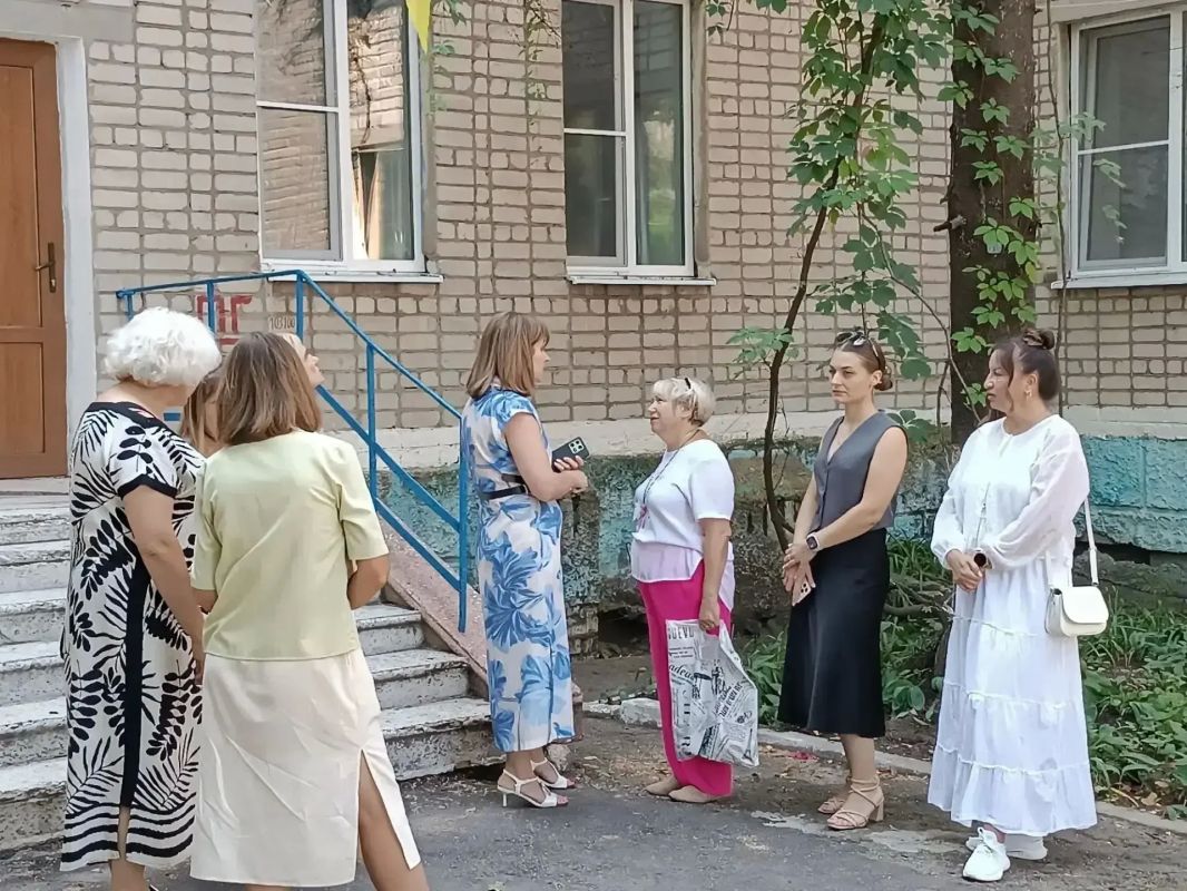 На территории Антрацитовского муниципального округа продолжается работа Штаба общественного контроля за организацией и проведением капитальных ремонтов в образовательных учреждениях На территории Антрацитовского муниципального округа продолжается работа Штаба общественного контроля за организацией и проведением капитальных ремонтов в образовательных учреждениях