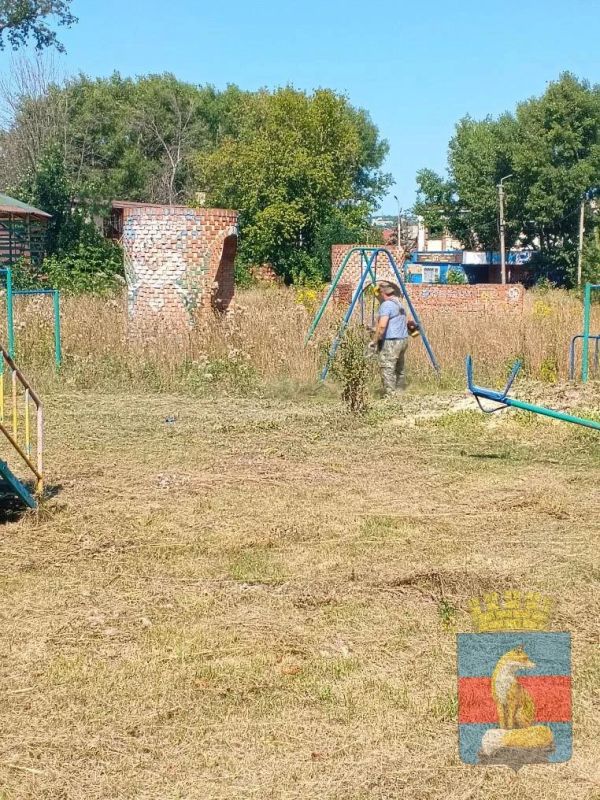 Сотрудники МБУ "КСЛ" в рамках сезонных мероприятий по благоустройству выполняют покос травы и обрезку аварийных деревьев на улицах города Лисичанска Сотрудники МБУ "КСЛ" в рамках сезонных мероприятий по благоустройству выполняют покос травы и обрезку аварийных деревьев на улицах города Лисичанска