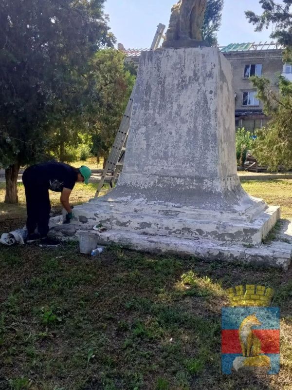Сотрудники МБУ "КСЛ" в рамках сезонных мероприятий по благоустройству выполняют покос травы и обрезку аварийных деревьев на улицах города Лисичанска Сотрудники МБУ "КСЛ" в рамках сезонных мероприятий по благоустройству выполняют покос травы и обрезку аварийных деревьев на улицах города Лисичанска