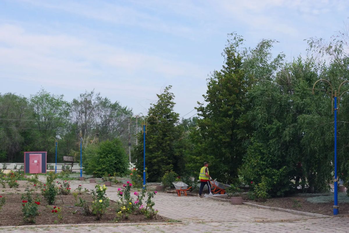 В Желтом продолжается возрождение сквера Молодогвардейцев В Желтом продолжается возрождение сквера Молодогвардейцев