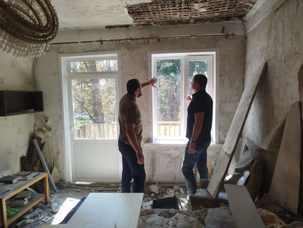 Первый заместитель Главы Владимир Запорожец, совместно с представителем шефа-региона Астраханской области Эдуардом Хасбулатовым, посетил один из многоквартирных домов, где в рамках программы комплексного благоустройства... Первый заместитель Главы Владимир Запорожец, совместно с представителем шефа-региона Астраханской области Эдуардом Хасбулатовым, посетил один из многоквартирных домов, где в рамках программы комплексного благоустройства...