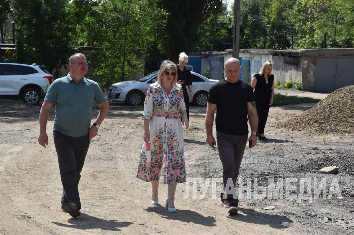 В Стаханове Ян Лещенко посетил «Сквер Победы» в рамках реализации «Народной программы»