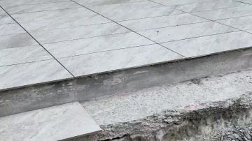 Лучший друг для школы. В ГБОУ ЛНР «Краснодонская средняя школа №24 имени И.В. Туркенича» завершились ремонтные работы по восстановлению входной группы и вестибюля образовательного учреждения