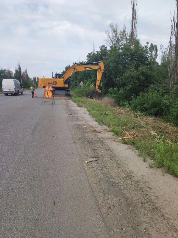 Дорожники продолжают работы по удалению дикорастущей поросли на важных маршрутах Дорожники продолжают работы по удалению дикорастущей поросли на важных маршрутах