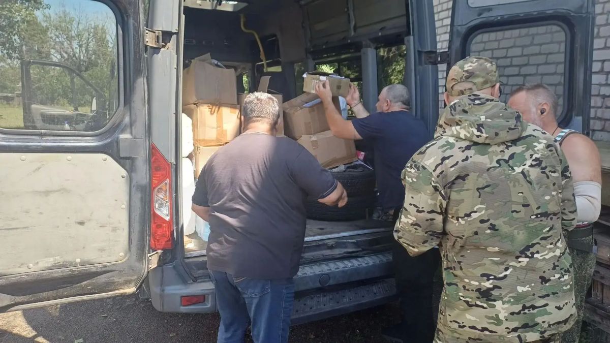 Офицеры СК России доставили гуманитарную помощь бригаде «Сибирь» в Луганскую Народную Республику Офицеры СК России доставили гуманитарную помощь бригаде «Сибирь» в Луганскую Народную Республику