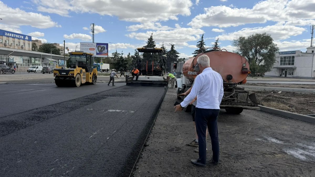Сегодня проверил, как продвигается ремонт территории автовокзала в городе Краснодоне на ул. Октябрьская, 3. Работа здесь кипит, несмотря на столь жаркую погоду, — объект преображается на глазах Сегодня проверил, как продвигается ремонт территории автовокзала в городе Краснодоне на ул. Октябрьская, 3. Работа здесь кипит, несмотря на столь жаркую погоду, — объект преображается на глазах