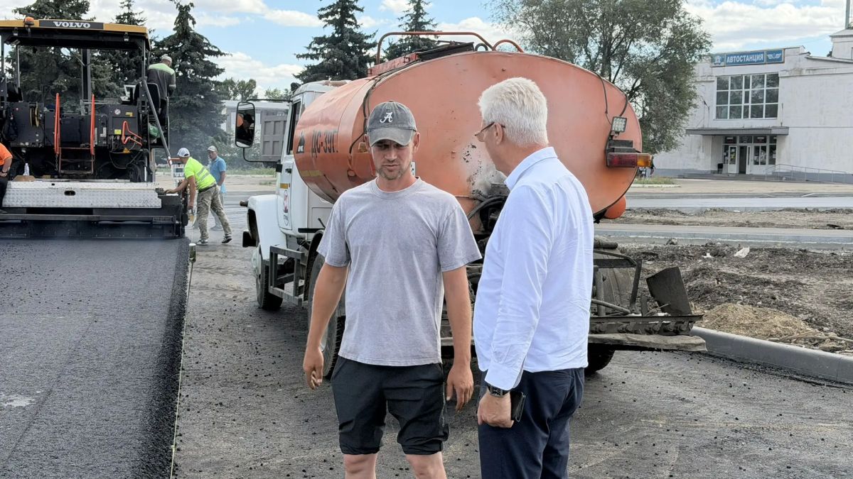 Сегодня проверил, как продвигается ремонт территории автовокзала в городе Краснодоне на ул. Октябрьская, 3. Работа здесь кипит, несмотря на столь жаркую погоду, — объект преображается на глазах Сегодня проверил, как продвигается ремонт территории автовокзала в городе Краснодоне на ул. Октябрьская, 3. Работа здесь кипит, несмотря на столь жаркую погоду, — объект преображается на глазах