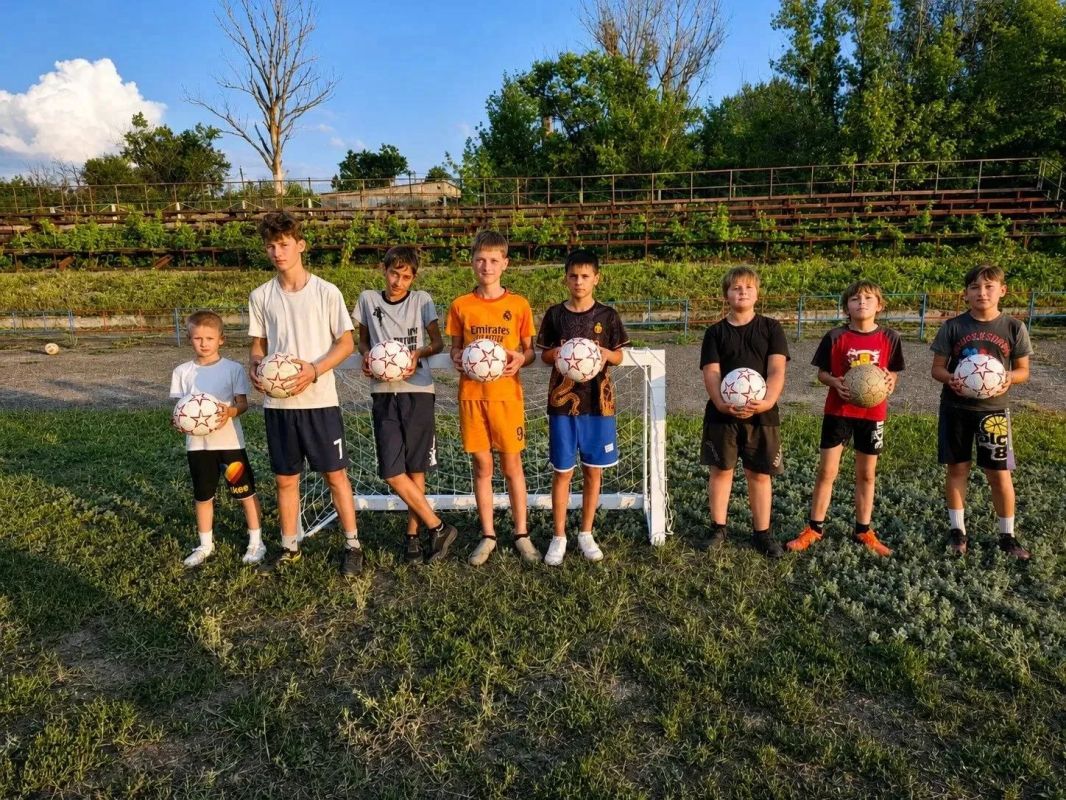 В поселке Новосветловка в рамках акции «Спорт для всех» - за здоровый образ жизни» состоялась конкурсная игровая программа с элементами футбола среди юношей В поселке Новосветловка в рамках акции «Спорт для всех» - за здоровый образ жизни» состоялась конкурсная игровая программа с элементами футбола среди юношей