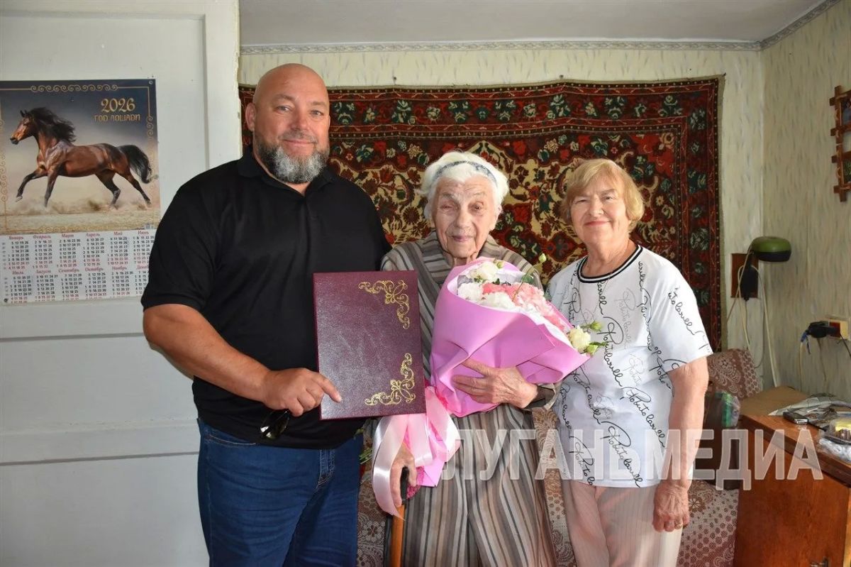 В Перевальске поздравили 100-летнего юбиляра В Перевальске поздравили 100-летнего юбиляра