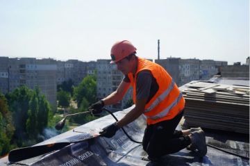 В Свердловске продолжается ремонт кровли дома № 35 в квартале 60 лет СССР