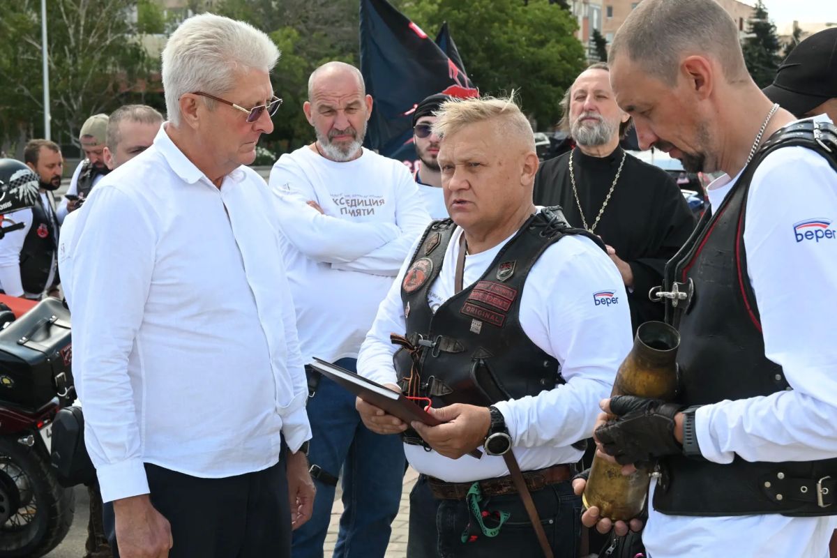 Сегодня имел честь встретиться с делегацией мотопробега «Экспедиция памяти» из Санкт-Петербурга, прибывшей в Донбасс Сегодня имел честь встретиться с делегацией мотопробега «Экспедиция памяти» из Санкт-Петербурга, прибывшей в Донбасс