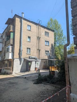 Строительные работы по капитальному ремонту кровли многоквартирного жилого дома по ул. Ленина в городе Молодогвардейске вышли на финишную прямую