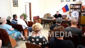 В Кировске состоялись встречи депутата Народного Совета ЛНР Ивана Санаева с представителями коммунальной сферы и молодежью