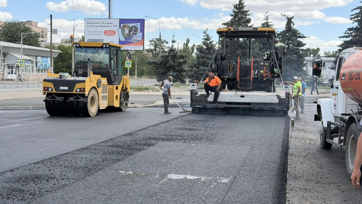Сегодня проверил, как продвигается ремонт территории автовокзала в городе Краснодоне на ул. Октябрьская, 3. Работа здесь кипит, несмотря на столь жаркую погоду, — объект преображается на глазах Сегодня проверил, как продвигается ремонт территории автовокзала в городе Краснодоне на ул. Октябрьская, 3. Работа здесь кипит, несмотря на столь жаркую погоду, — объект преображается на глазах