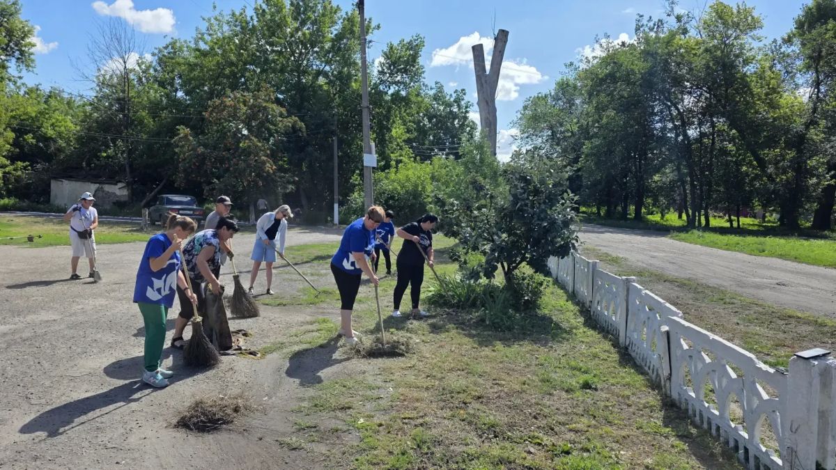 В пгт Новодарьевка прошел субботник в рамках акции "Чистая страна" В пгт Новодарьевка прошел субботник в рамках акции "Чистая страна"