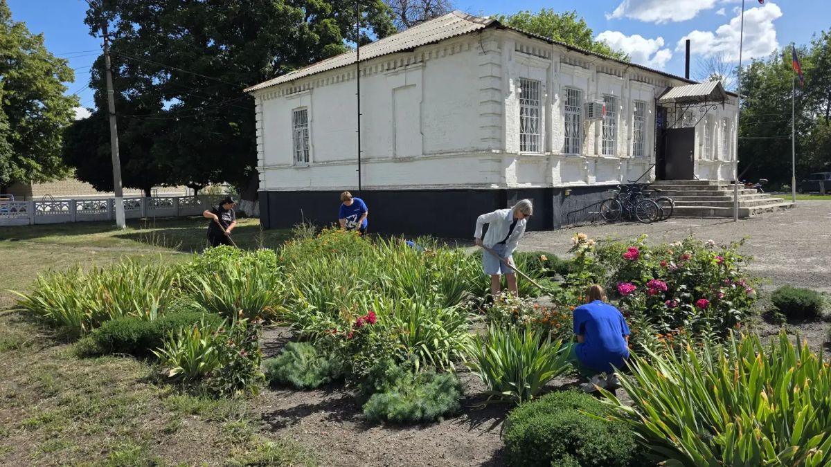 В пгт Новодарьевка прошел субботник в рамках акции "Чистая страна" В пгт Новодарьевка прошел субботник в рамках акции "Чистая страна"