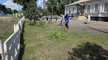В пгт Новодарьевка прошел субботник в рамках акции "Чистая страна"