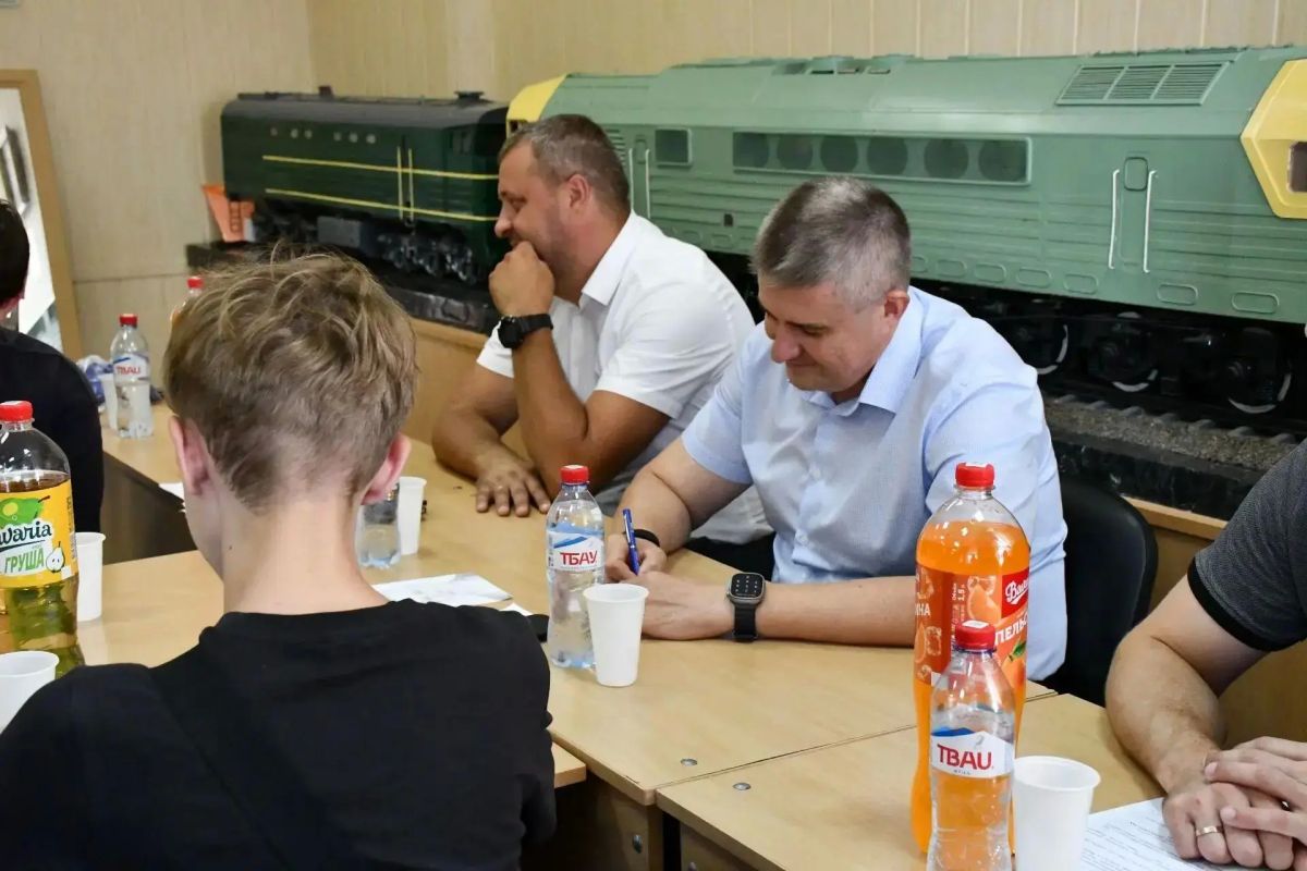Константин Бутримов: «Здесь куётся будущее»: День молодёжи на «Лугамаше» стал праздником диалога, мечты и гордости за труд Константин Бутримов: «Здесь куётся будущее»: День молодёжи на «Лугамаше» стал праздником диалога, мечты и гордости за труд