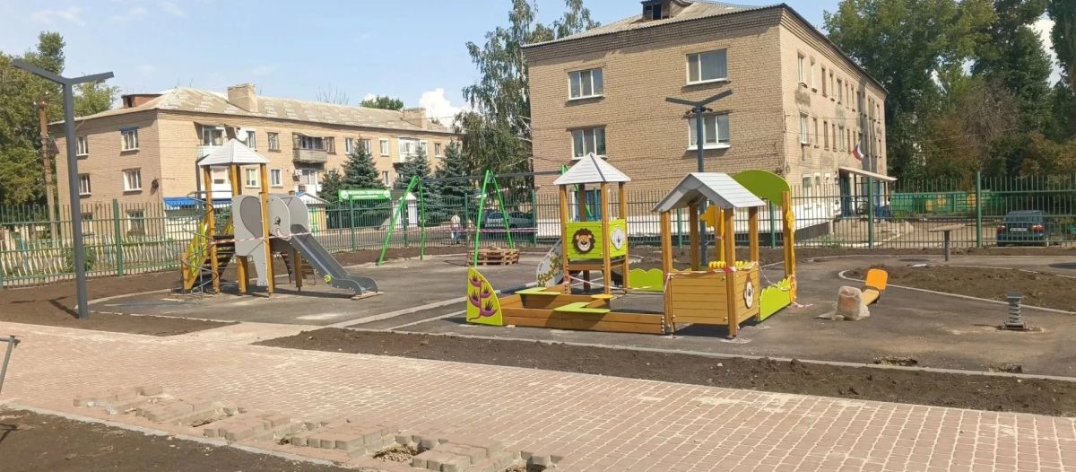 Благоустройство общественной территории по улице Чехова Продолжаются работы по благоустройству общественной территории по улице Чехова, в районе школы Благоустройство общественной территории по улице Чехова Продолжаются работы по благоустройству общественной территории по улице Чехова, в районе школы