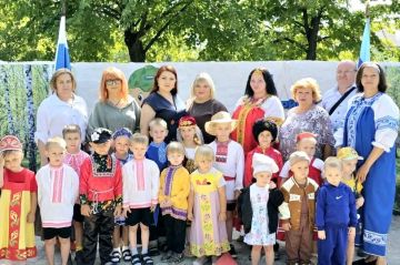Краснолучские дошкольные учреждения стали участниками Всероссийской акции «Россия — это…»