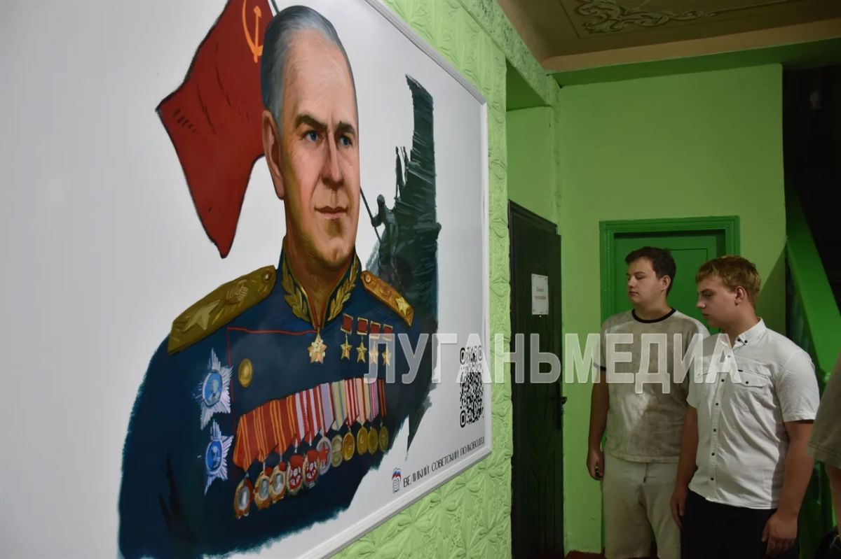 В Ровеньках открыли патриотический мурал В Ровеньках открыли патриотический мурал