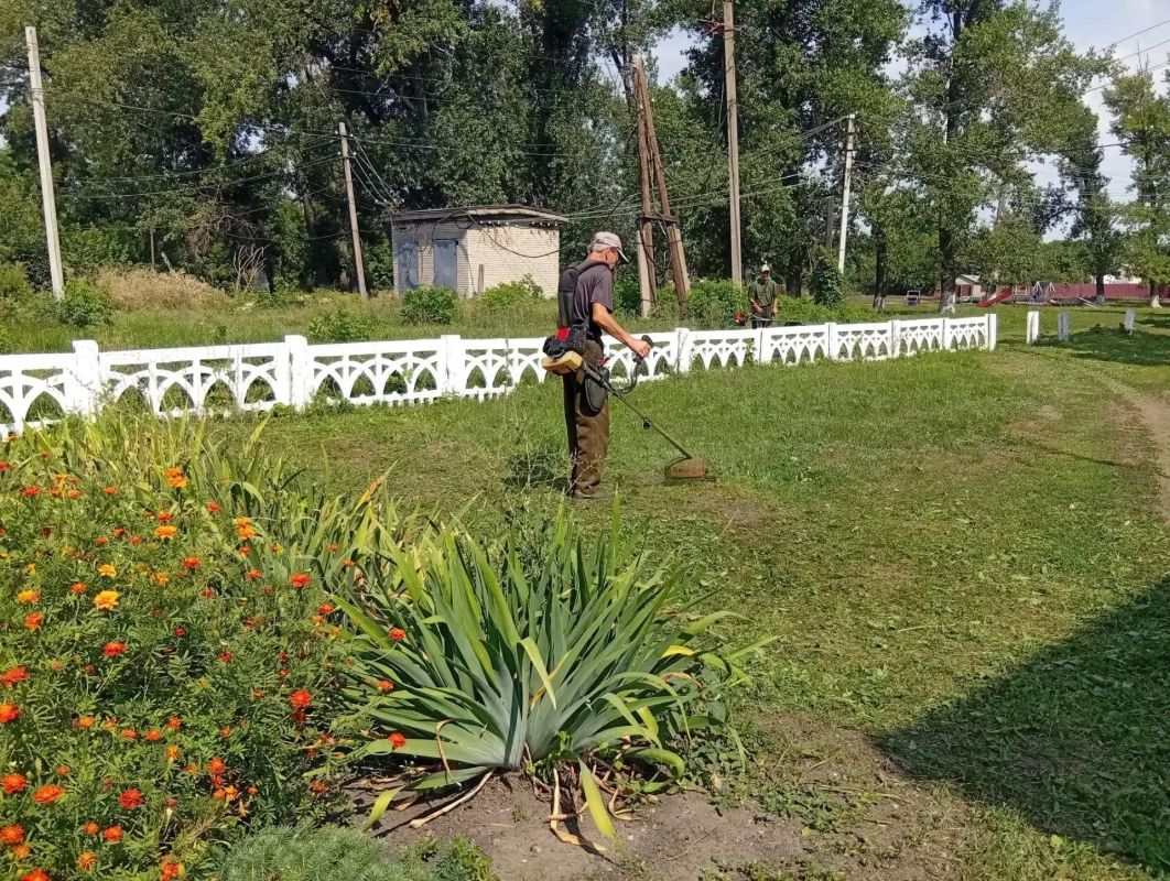В пгт Новодарьевка прошел субботник в рамках акции "Чистая страна" В пгт Новодарьевка прошел субботник в рамках акции "Чистая страна"