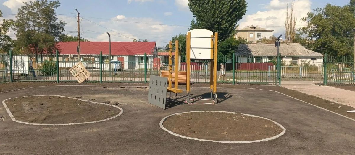 Благоустройство общественной территории по улице Чехова Продолжаются работы по благоустройству общественной территории по улице Чехова, в районе школы Благоустройство общественной территории по улице Чехова Продолжаются работы по благоустройству общественной территории по улице Чехова, в районе школы