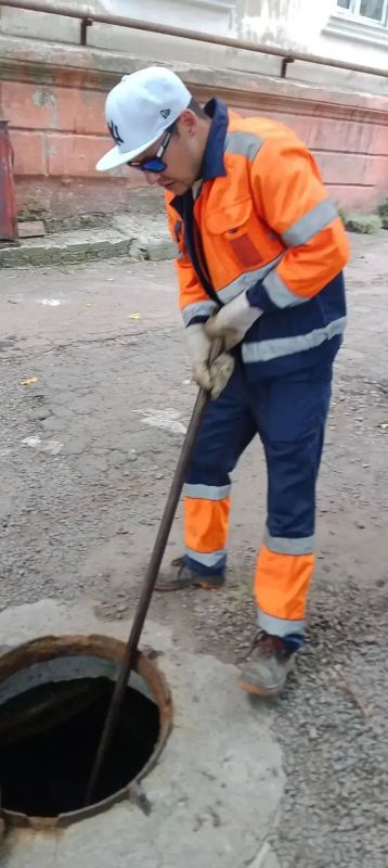 Специалисты ГУП ЛНР «Лугансквода» выполняют плановые работы по содержанию коммунальных сетей Специалисты ГУП ЛНР «Лугансквода» выполняют плановые работы по содержанию коммунальных сетей
