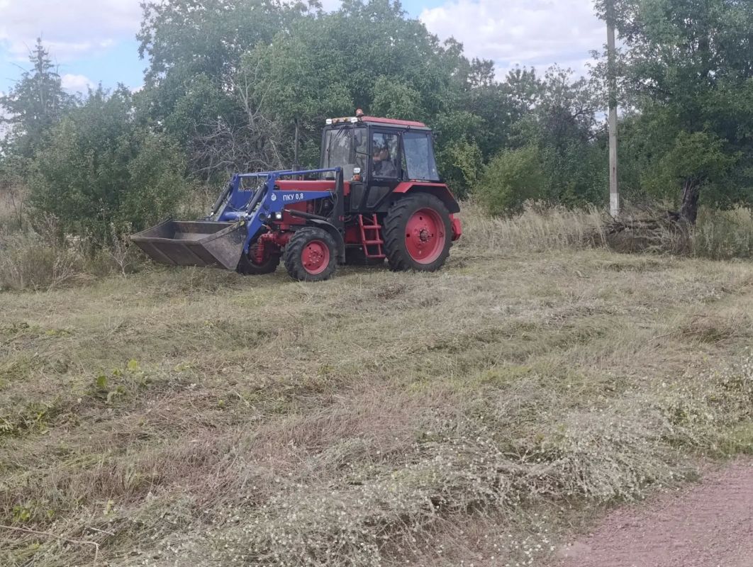 Благоустройство продолжается: в Ровеньках и поселках косят траву и наводят порядок Благоустройство продолжается: в Ровеньках и поселках косят траву и наводят порядок