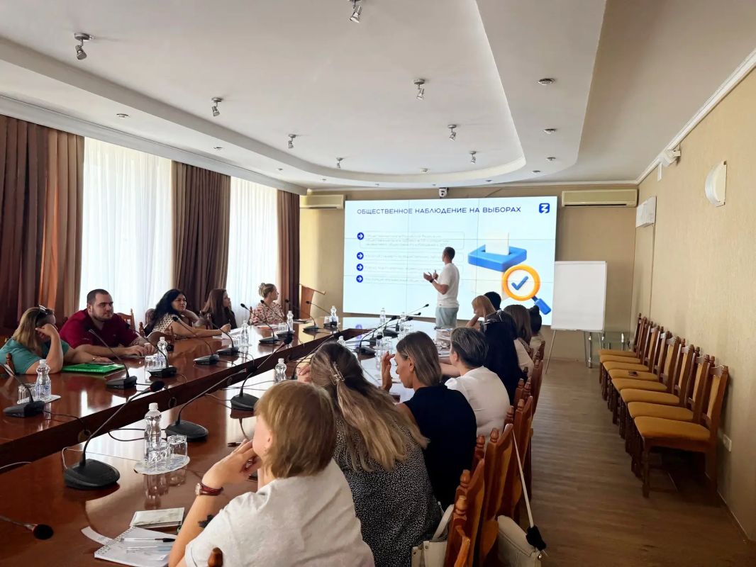 Обучение общественных наблюдателей за выборами прошло на 4 площадках в Луганске Обучение общественных наблюдателей за выборами прошло на 4 площадках в Луганске