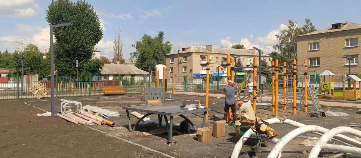 Благоустройство общественной территории по улице Чехова Продолжаются работы по благоустройству общественной территории по улице Чехова, в районе школы Благоустройство общественной территории по улице Чехова Продолжаются работы по благоустройству общественной территории по улице Чехова, в районе школы
