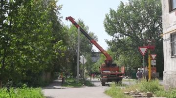 В Антраците по улицам Урицкого и Кирова проводят установку электроопор и замену наружного освещения