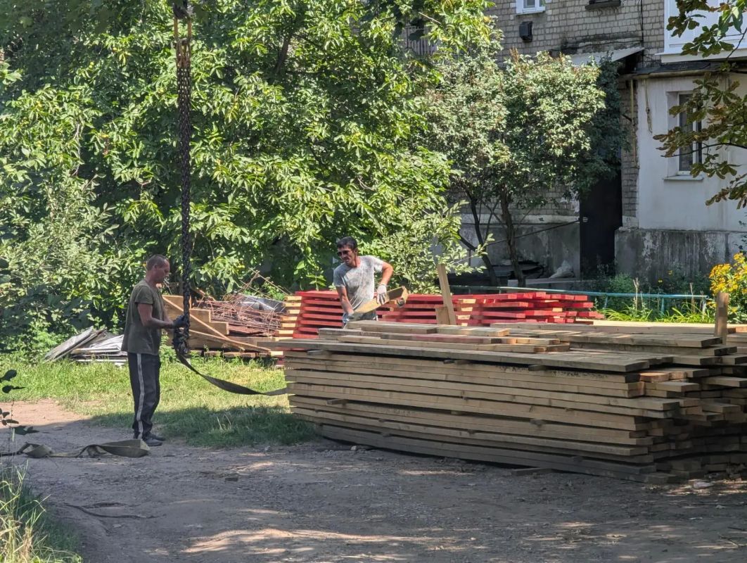 Строительные работы по капитальному ремонту кровли многоквартирного жилого дома по ул. Ленина в городе Молодогвардейске вышли на финишную прямую Строительные работы по капитальному ремонту кровли многоквартирного жилого дома по ул. Ленина в городе Молодогвардейске вышли на финишную прямую