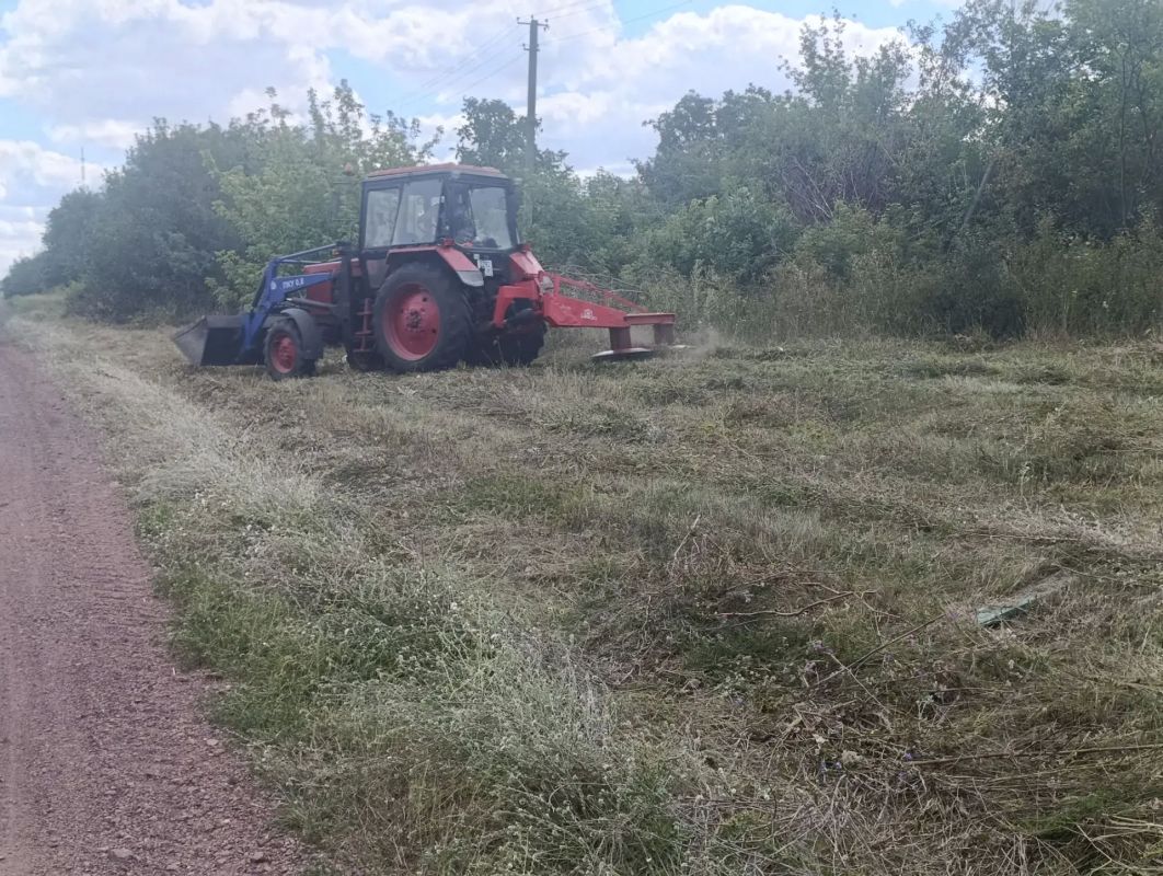 Благоустройство продолжается: в Ровеньках и поселках косят траву и наводят порядок Благоустройство продолжается: в Ровеньках и поселках косят траву и наводят порядок
