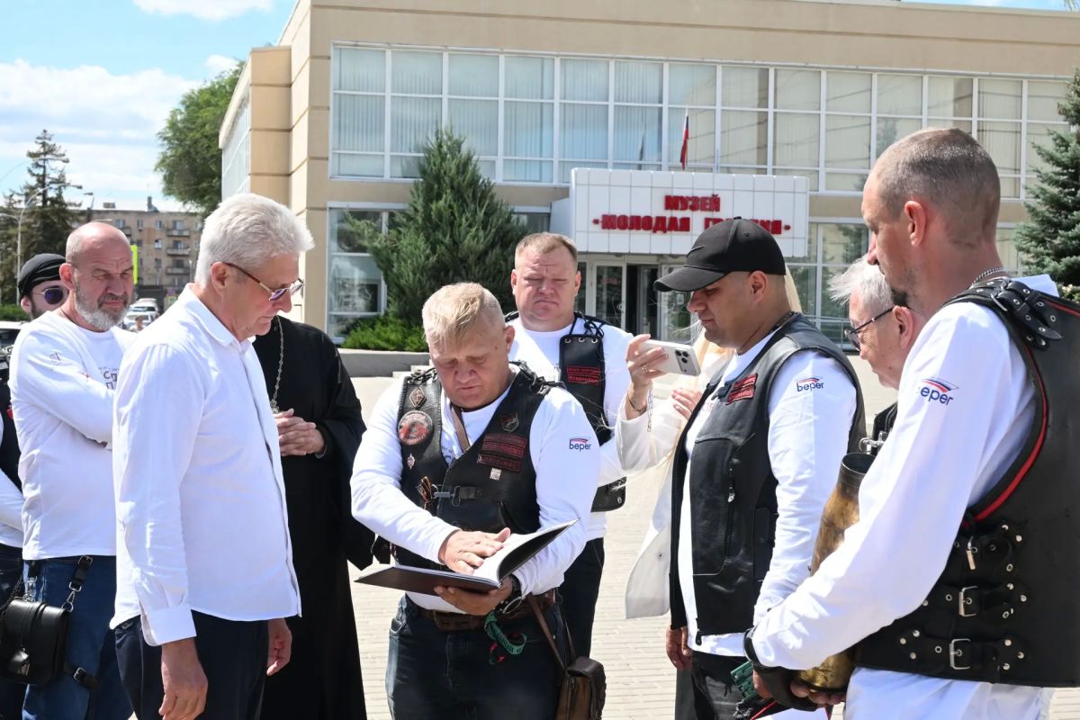 Сегодня имел честь встретиться с делегацией мотопробега «Экспедиция памяти» из Санкт-Петербурга, прибывшей в Донбасс Сегодня имел честь встретиться с делегацией мотопробега «Экспедиция памяти» из Санкт-Петербурга, прибывшей в Донбасс