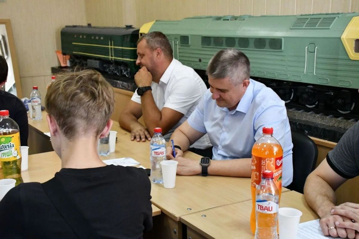 Слово молодежи: на заводе «Лугамаш» будущее предприятия обсудили с молодыми сотрудниками Слово молодежи: на заводе «Лугамаш» будущее предприятия обсудили с молодыми сотрудниками