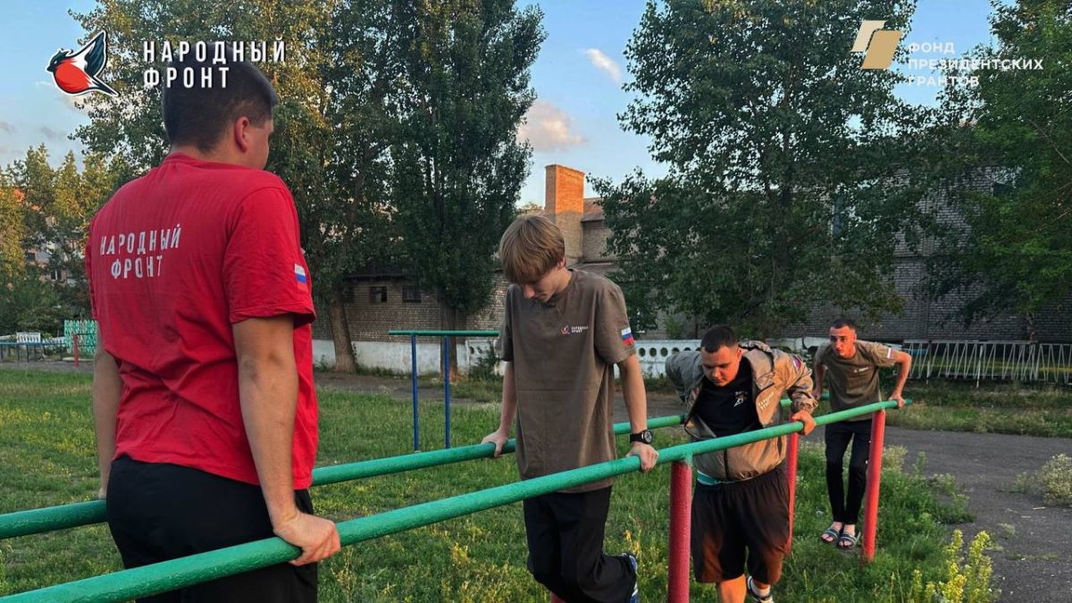 Снегири вышли на летнюю площадку, чтобы провести энергичную разминку на свежем воздухе! Снегири вышли на летнюю площадку, чтобы провести энергичную разминку на свежем воздухе!
