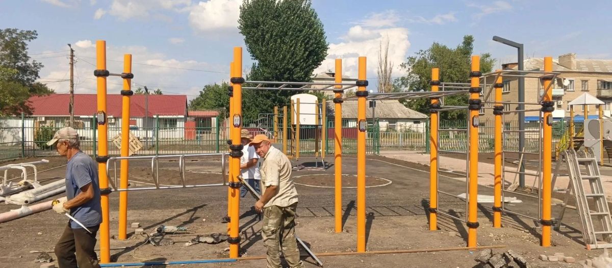 Благоустройство общественной территории по улице Чехова Продолжаются работы по благоустройству общественной территории по улице Чехова, в районе школы Благоустройство общественной территории по улице Чехова Продолжаются работы по благоустройству общественной территории по улице Чехова, в районе школы