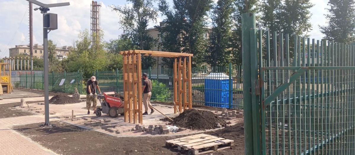 Благоустройство общественной территории по улице Чехова Продолжаются работы по благоустройству общественной территории по улице Чехова, в районе школы Благоустройство общественной территории по улице Чехова Продолжаются работы по благоустройству общественной территории по улице Чехова, в районе школы