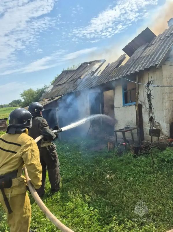 В Терновке спасатели не дали огню перекинуться на дом В Терновке спасатели не дали огню перекинуться на дом
