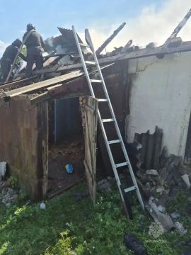 В Терновке спасатели не дали огню перекинуться на дом