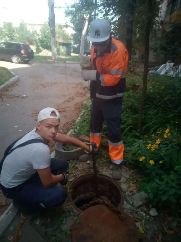 Специалисты ГУП ЛНР «Лугансквода» выполняют плановые работы по содержанию коммунальных сетей Специалисты ГУП ЛНР «Лугансквода» выполняют плановые работы по содержанию коммунальных сетей
