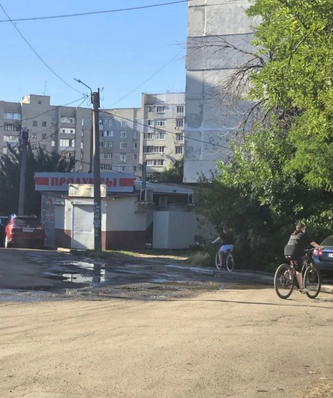Канализация растеклась прямо у здания Минэкологии в Луганске Канализация растеклась прямо у здания Минэкологии в Луганске