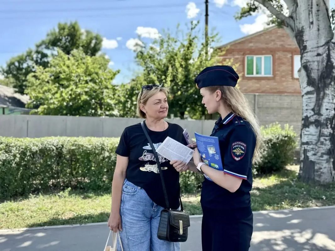 Луганские госавтоинспекторы провели профилактическую акцию ко Всемирному дню ПДД Луганские госавтоинспекторы провели профилактическую акцию ко Всемирному дню ПДД